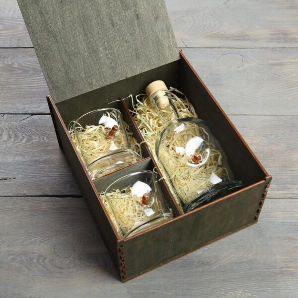 Набір пляшка та дві склянки