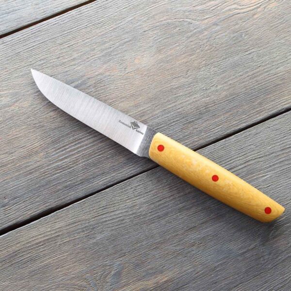 Кухонний ніж з жовтим руків'ям