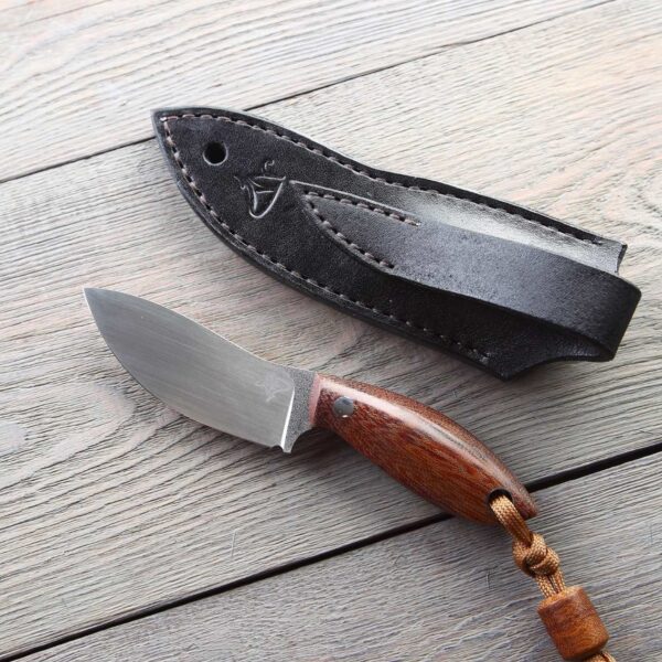 EDC ніж з шкіряними ножнами